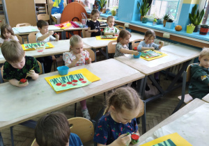 Dzieci podczas wykonywania pracy plastycznej