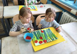 Dzieci podczas wykonywania pracy plastycznej