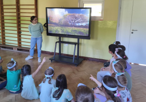 Dzieci oglądają film edukacyjny