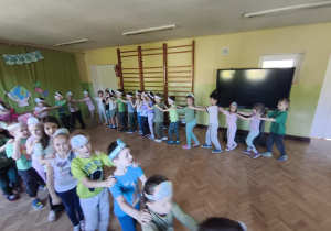 Dzieci uczestniczą w zabawie ruchowej