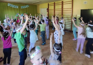 Dzieci uczestniczą w zabawie ruchowej