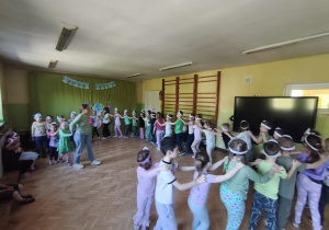Dzieci uczestniczą w zabawie ruchowej