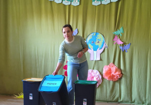 Pani prezentuje sposób segregowania odpadów