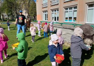 Dzieci podczas zajęć edukacyjnych z alpakami.