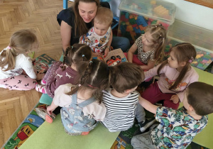 Mama Antosia czyta opowieść o Franku strażaku.