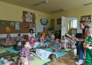 Mama Antosia czyta opowieść o Franku strażaku.