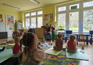 Mama Antosia czyta opowieść o Franku strażaku.