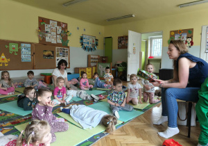 Mama Antosia czyta opowieść o Franku strażaku.