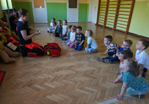 Ratownik opowiada o zawartości torby ratownika.