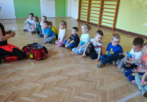 Ratownik opowiada o zawartości torby ratownika i dokonuje prezentacji poszczególnych elementów.