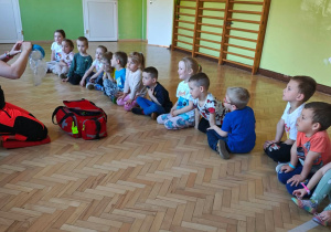 Ratownik opowiada o zawartości torby ratownika i dokonuje prezentacji poszczególnych elementów.