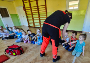 Dzieci sprawdzają działanie pulsoksymetru.