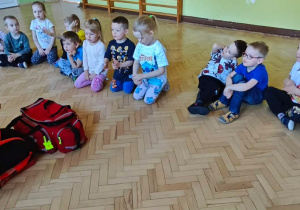 Ratownik opowiada o zawartości torby ratownika i dokonuje prezentacji poszczególnych elementów.