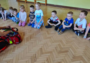 Ratownik opowiada o zawartości torby ratownika i dokonuje prezentacji poszczególnych elementów.