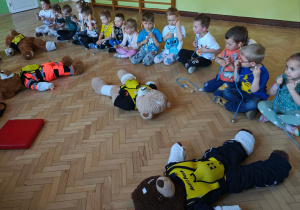 Dzieci poznają działanie stetoskopu.