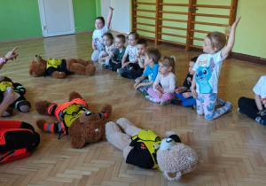 Dzieci odpowiadają na pytania ratownika.
