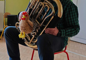 Artysta gra na saxhornie barytonowym.
