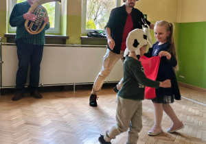 Dzieci biorą udział w zabawie "Taniec byka".