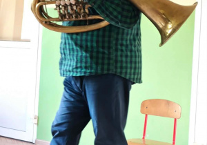 Artysta wnosi na scenę instrument tubę.