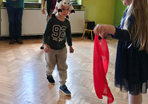 Dzieci biorą udział w zabawie "Taniec byka".