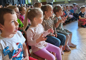 Dzieci słuchają muzycznego koncertu.