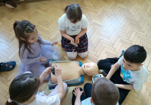 Dzieci podczas warsztatów "Uratuj misia!"