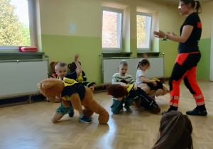 Dzieci podczas warsztatów "Uratuj misia!"