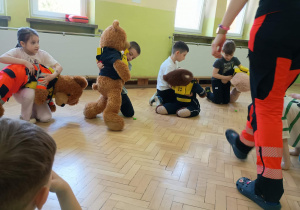 Dzieci podczas warsztatów "Uratuj misia!"