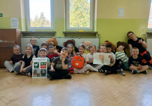 Dzieci podczas warsztatów "Uratuj misia!"