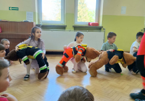 Dzieci podczas warsztatów "Uratuj misia!"