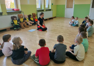 Dzieci podczas warsztatów "Uratuj misia!"