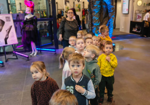 Dzieci przygotowują sie do wejścia na przedstawienie.