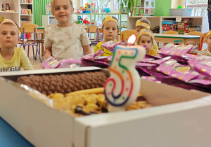 Świeczka z cyferką 5.