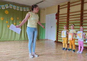 Dzieci trzymają w dłoniach obrazki przedstawiające rozwiązania zagadek.