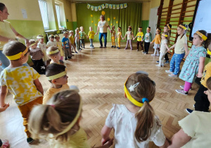Dzieci bawią się przy wesołych piosenkach.