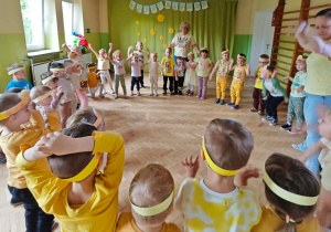 Dzieci bawią się przy wesołych piosenkach.