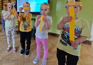 Dzieci w małych grupach, układają słoneczne promyki w odpowiedniej kolejności, wg rozmiaru.