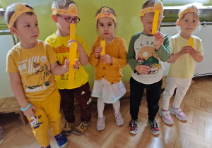 Dzieci w małych grupach, układają słoneczne promyki w odpowiedniej kolejności, wg rozmiaru.