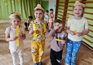 Dzieci w małych grupach, układają słoneczne promyki w odpowiedniej kolejności, wg rozmiaru.