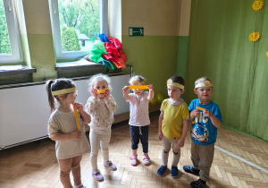 Dzieci w małych grupach, układają słoneczne promyki w odpowiedniej kolejności, wg rozmiaru.
