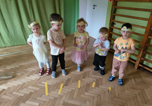 Dzieci w małych grupach, układają słoneczne promyki w odpowiedniej kolejności, wg rozmiaru.