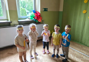 Dzieci w małych grupach, układają słoneczne promyki w odpowiedniej kolejności, wg rozmiaru.