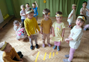 Dzieci w małych grupach, układają słoneczne promyki w odpowiedniej kolejności, wg rozmiaru.