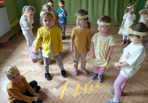 Dzieci w małych grupach, układają słoneczne promyki w odpowiedniej kolejności, wg rozmiaru.