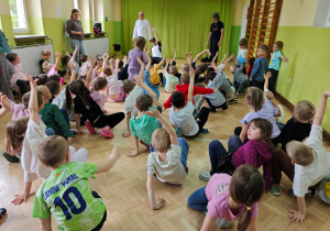 Dzieci uczą się wybranych kroków tańca.