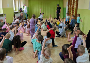 Dzieci uczą się wybranych kroków tańca.