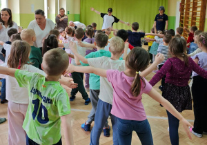 Dzieci uczą się wybranych kroków tańca.