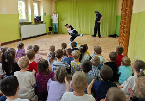 Dzieci oglądają pokaz taneczny breakdance.