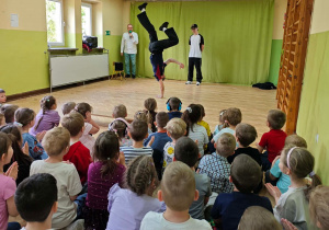 Dzieci oglądają pokaz taneczny breakdance.
