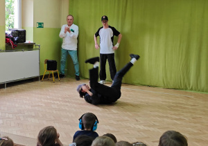 Dzieci oglądają pokaz taneczny breakdance.